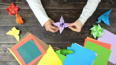 Origami çiçek yapıyor eller mans.