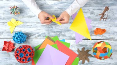 Renkli origami çiçek yapma.