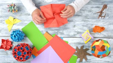 Beyaz ahşap zemin üzerinde Origami projeleri.