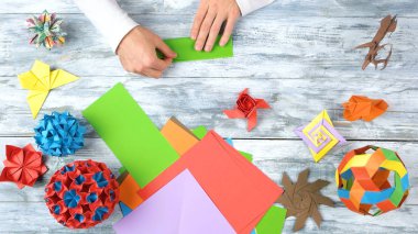 Yeşil kağıt ile eller yapma origami.