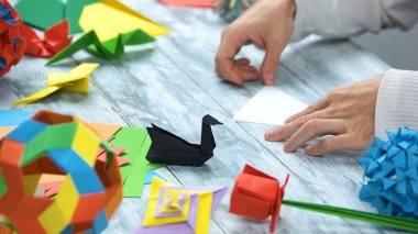Origami kağıt kuğular.