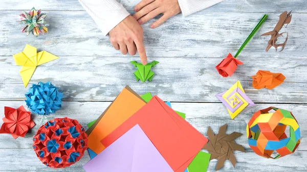 Uomo a origami lezione di piegatura . — Foto Stock