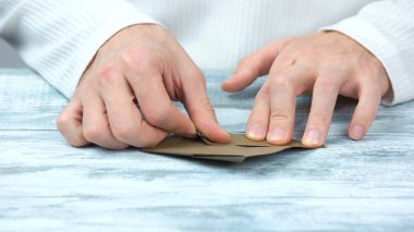 Erkek elleri kağıttan figür yapma.