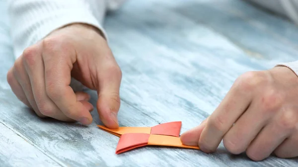 Крупным планом человек складывает оригами . — стоковое фото