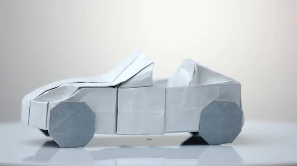 Origami-Auto-Modell auf weißem Hintergrund. — Stockfoto