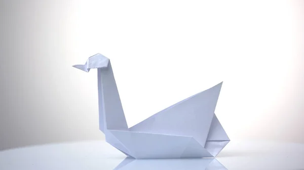Белый бумажный лебедь . — стоковое фото