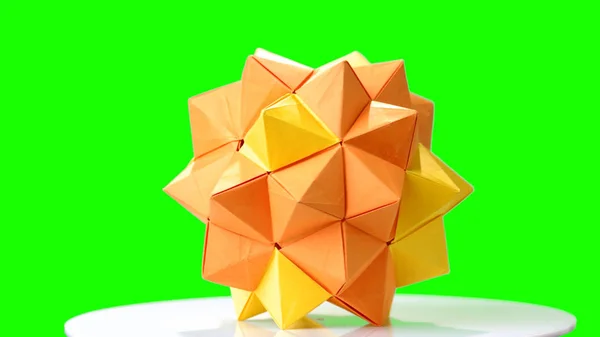 Flor de origami modular na tela verde . — Fotografia de Stock
