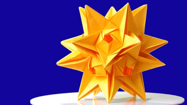 Stellated dodecaëder origami op blauwe achtergrond. — Stockfoto