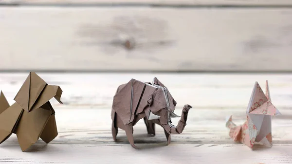 Zestaw origami zwierząt na podłoże drewniane. — Zdjęcie stockowe