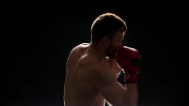 Fighter bir yumruk, siyah arka plan çarpıcı.