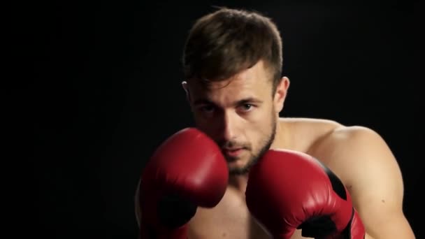 Primer plano joven boxeador está entrenando . — Vídeos de Stock