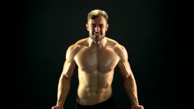 Kas adam direnç bandı ile egzersiz.