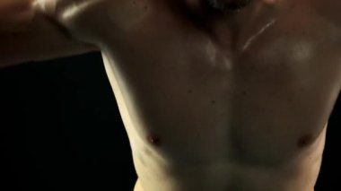 Sportif adamın kaslı göğüs kapatın.