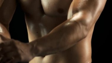 Vücut geliştirmeci yarışma öncesi eğitimde.