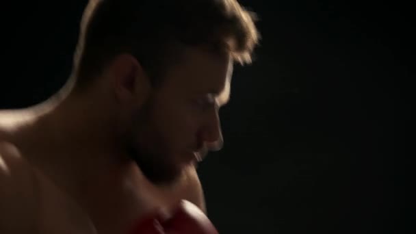 Boxeador agresivo está luchando en el ring . — Vídeos de Stock