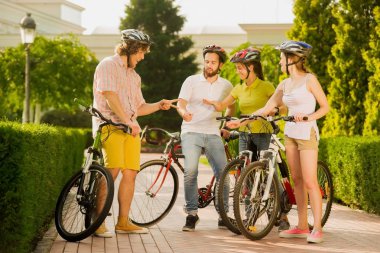 Parkta dinlenen neşeli arkadaşlar.