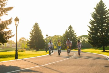 Bisiklete binmekten keyif alıyor.