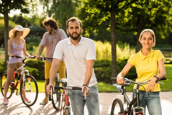 Jeunes étudiants avec des vélos à l'extérieur . — Photo