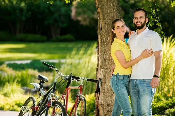 Pareja con bicicletas en el parque. — Foto de Stock