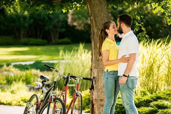 Jeune couple embrasse sur fond de nature d'été . — Photo