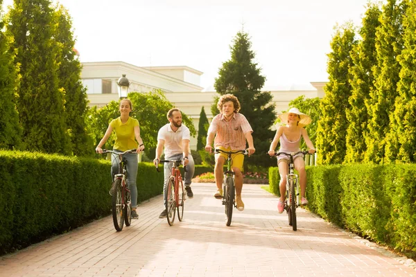 Heureux jeunes cyclistes dans le parc d'été . — Photo