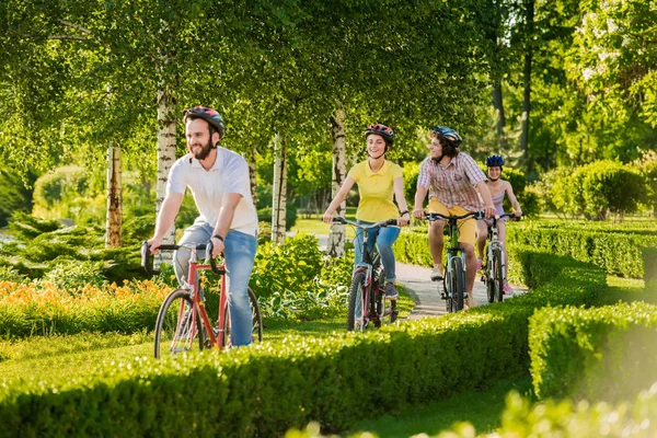 Jonge vrolijke fietsers fietsen buiten. — Stockfoto