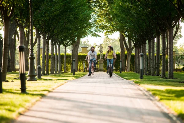 Jovens pedalando na estrada no parque . — Fotografia de Stock