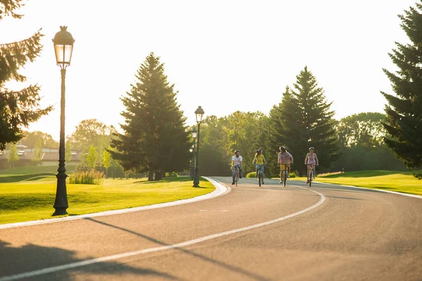 Друзі їдуть на велосипеді по сільській дорозі . — стокове фото