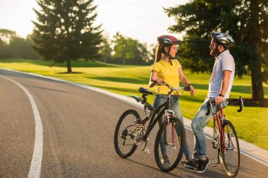 Yolda bisiklet ile Loving çift.