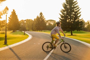 Mutlu adam eğlenceli bisiklet açık havada sürme sahip.