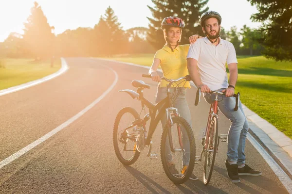 Feliz pareja alegre con bicicletas al aire libre . — Foto de Stock