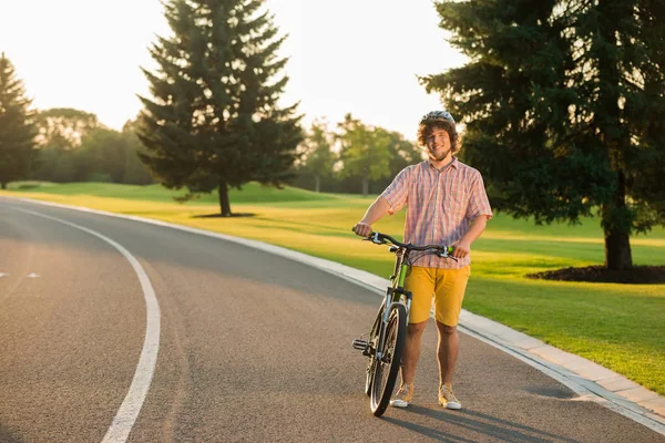 Étudiant caucasien avec vélo à l'extérieur . — Photo