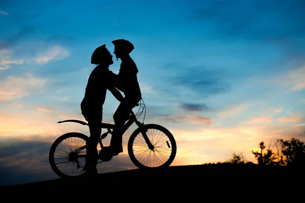 Embrasser couple romantique amoureux au coucher du soleil . — Photo