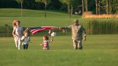 Parkta büyük ABD arka plan ile çalışan.