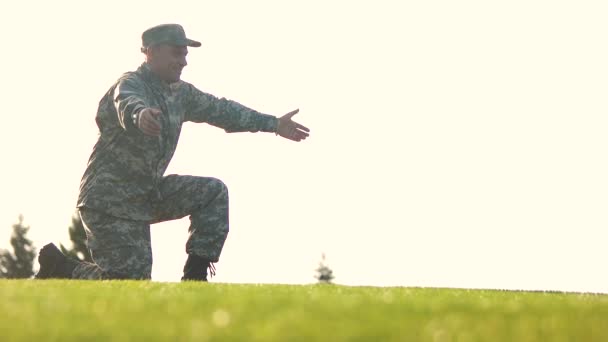 Fille court dans les bras de son père soldat . — Video