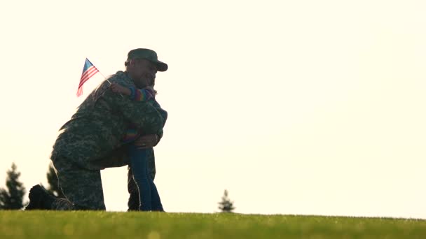 Amerikansk soldat kram med sin lilla dotter. — Stockvideo