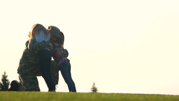 Vater in Armeeuniform und Töchter umarmen sich im Park. — Stockvideo