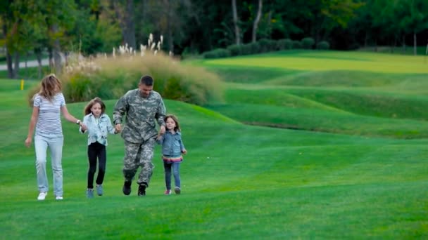 Familia americana con padre Soldado estadounidense jugando en el césped del parque . — Vídeos de Stock