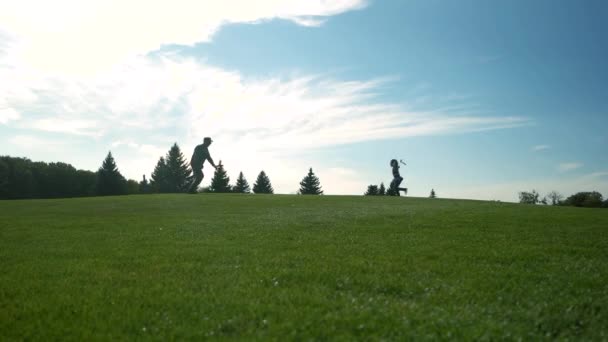 Seitenansicht Soldatenvater spielt mit Tochter, die sie hochschwingt. — Stockvideo