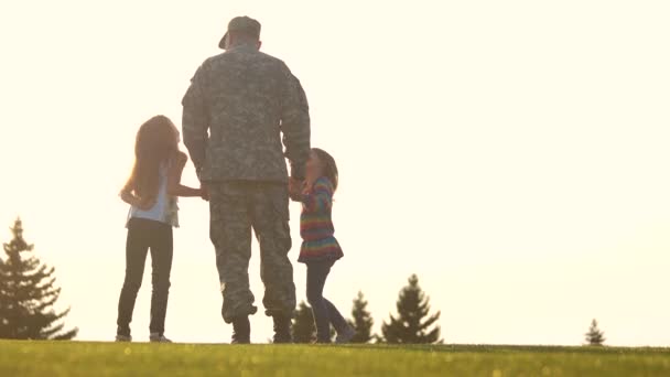 Vista posteriore militare uomo in camoubackgrounde con i bambini . — Video Stock