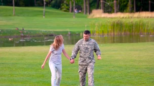 Romantic meeting of soldier with girlfriend in the park. — Stock Video