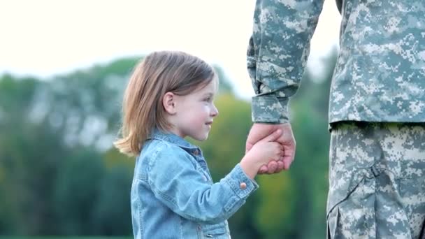 Bambina tenendosi per mano di suo padre con entrambe le mani . — Video Stock