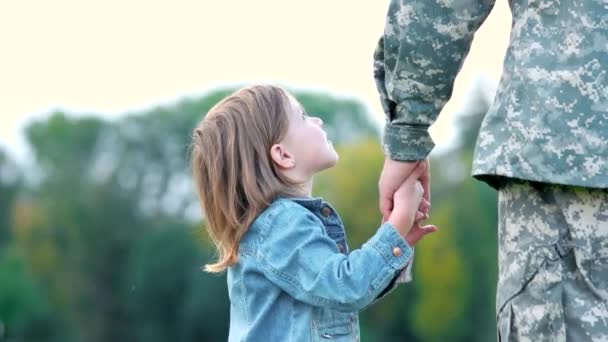 Κορίτσι που κοιτάζει και δείχνει, κρατώντας το χέρι του πατέρα. — Αρχείο Βίντεο