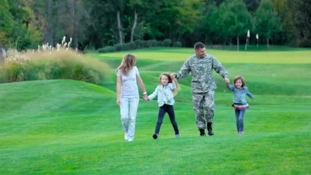 Bambini felici e i loro genitori si divertono nel parco estivo . — Video Stock