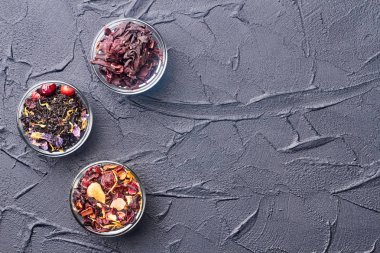 Cam kaselerde kurutulmuş çay çeşitleri.