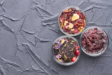 Cam kaselerde kuru çay çeşitleri.