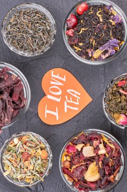 Kaselerde kurutulmuş çay yaprakları arka plan.