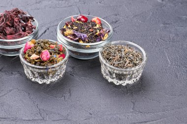 Siyah arka planda çay çeşitleri.