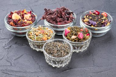 Kurutulmuş çay farklı türleri ile Kaseler.