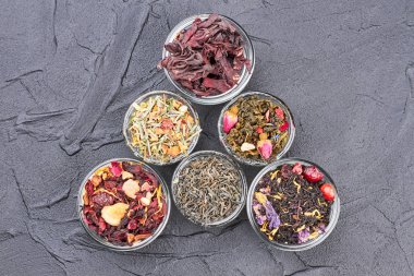 Kaselerde çeşitli kurutulmuş çay ile Kompozisyon.
